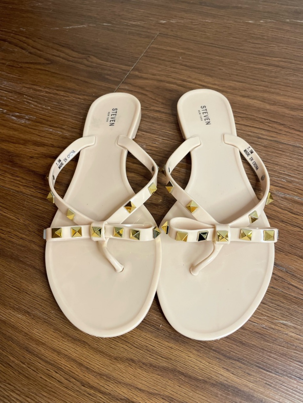 STEVEN by Steve Madden Deena Beige Studded Jelly Sandals Coastal Chic Size 7.5